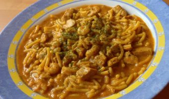 fideos con atún y gambas