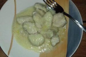 pechuga de pollo en salsa de queso y yogur