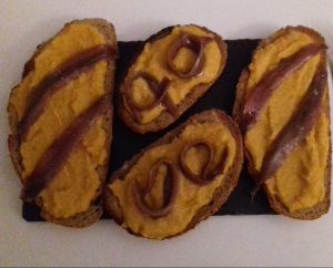 tostas de hummus de zanahoria con anchoas