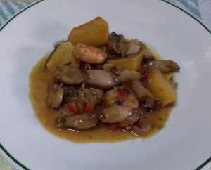 guiso de calamares con patatas y gambas