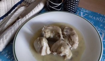 pollo en salsa de cebolla