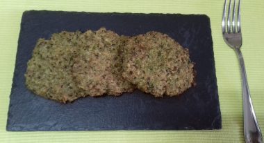 Tortitas de quinoa, brócoli, queso y nueces