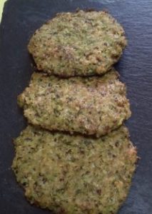tortitas de quinoa, brócoli, queso y nueces