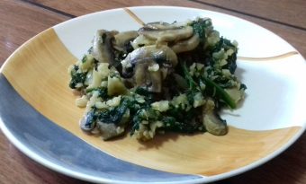 salteado de coliflor, espinacas y champiñones
