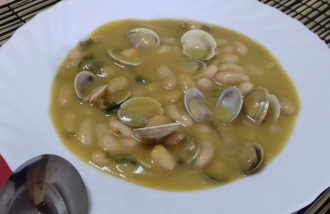 judías blancas con almejas judías blancas con almejas