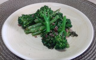 salteado de bimi con jamón y sésamo