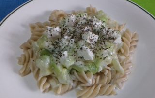 pasta con calabacín y queso feta