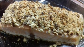 salmón con costra de frutos secos