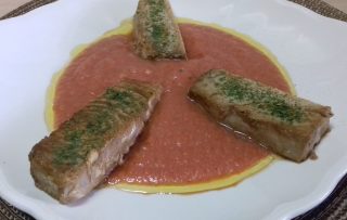 tataki de atún con salmorejo