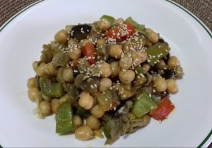 Garbanzos salteados con verduras