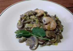 Revuelto de champiñones y setas con puerros y langostinos