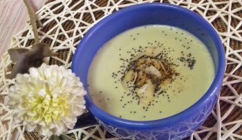 Gazpacho de pepino, aguacate y yogur
