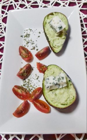Aguacates rellenos de queso y almendras