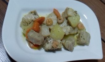 Rosada con patatas y gambas