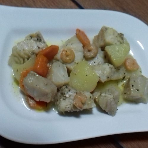 Rosada con patatas y gambas
