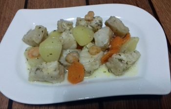 Rosada con patatas y gambas