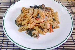 Macarrones con pavo y espinacas