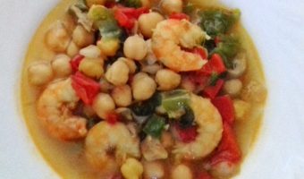 Garbanzos con pimientos y langostinos