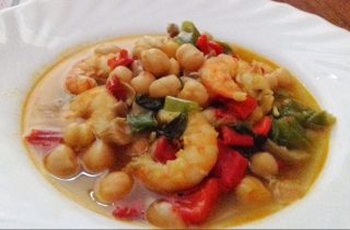 Garbanzos con pimientos y langostinos