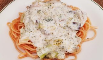 Espaguettis cremosos con verdura y queso