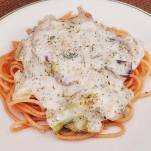 Espaguettis cremosos con verdura y queso