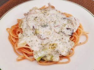 Espaguetis cremosos con verdura y queso