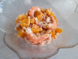 Ensalada de alubias con naranja y gambas