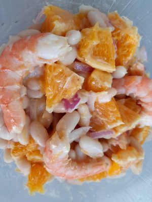 Ensalada de alubias con naranja y gambas