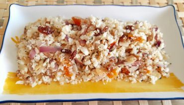 Arroz de coliflor con almendras y pasas