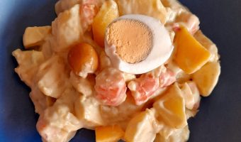 Ensalada de patata, langostinos y mango