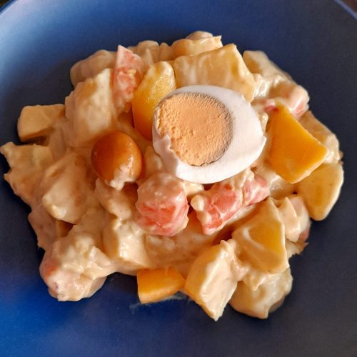Ensalada de patata, langostinos y mango