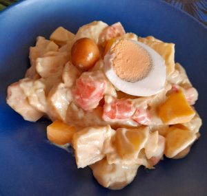 Ensalada de patatas, langostinos y mango