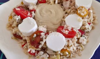 Ensalada de arroz, pollo y rulo de cabra