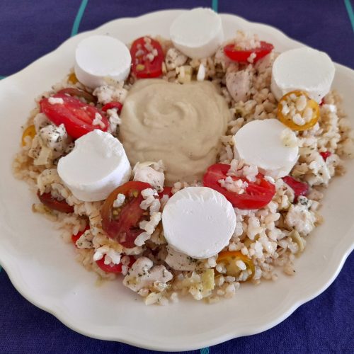 Ensalada de arroz, pollo y rulo de cabra