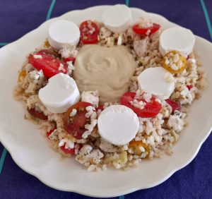 Ensalada de arroz, pollo y rulo de cabra