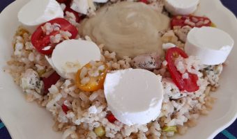 Ensalada de arroz, pollo y rulo de cabra