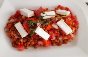 Ensalada de lentejas con queso feta
