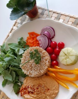 Ensalada de quinoa y hummus