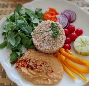 ENSALADA DE QUINOA Y HUMMUS