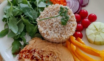 ENSALADA DE QUINOA Y HUMMUS