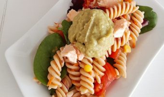 ensalada de pasta con crema de aguacate