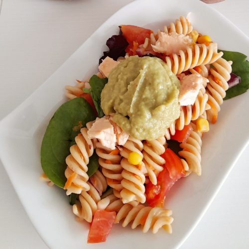 ensalada de pasta con crema de aguacate
