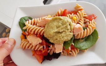 Ensalada de pasta con crema de aguacate