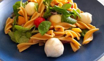 Ensalada de pasta con melocotón