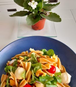 Ensalada de pasta con melocotón
