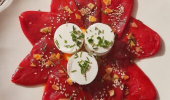 Queso de cabra con pimientos confitados