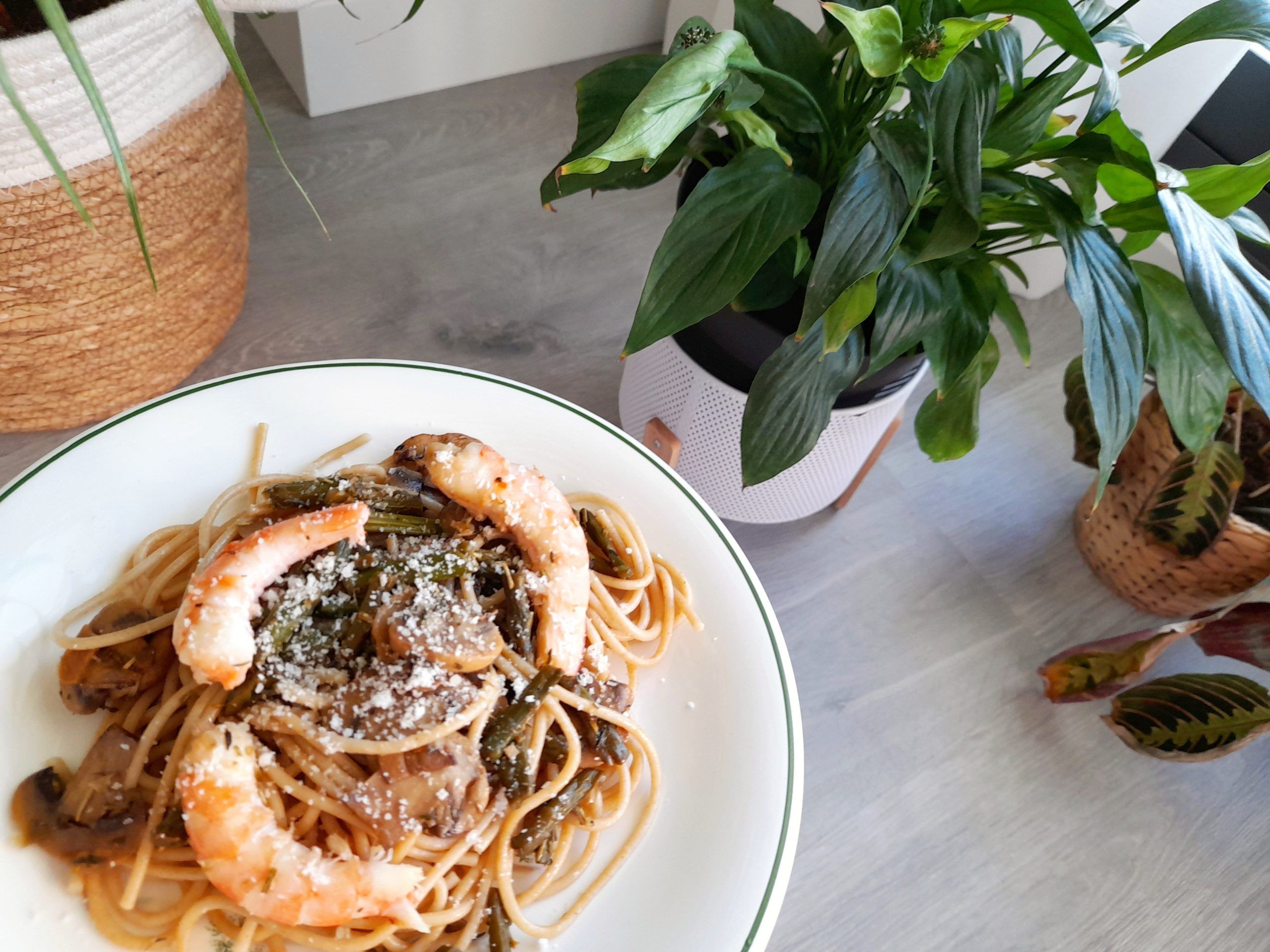 Pasta con langostinos, espárragos y champiñones