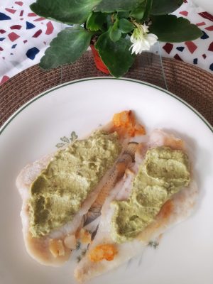 Merluza con pesto de aguacate y nueces