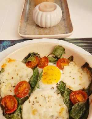 Huevos con espinacas y mozarella