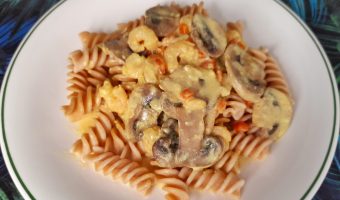 Pasta con champiñones, gambas y salsa de queso